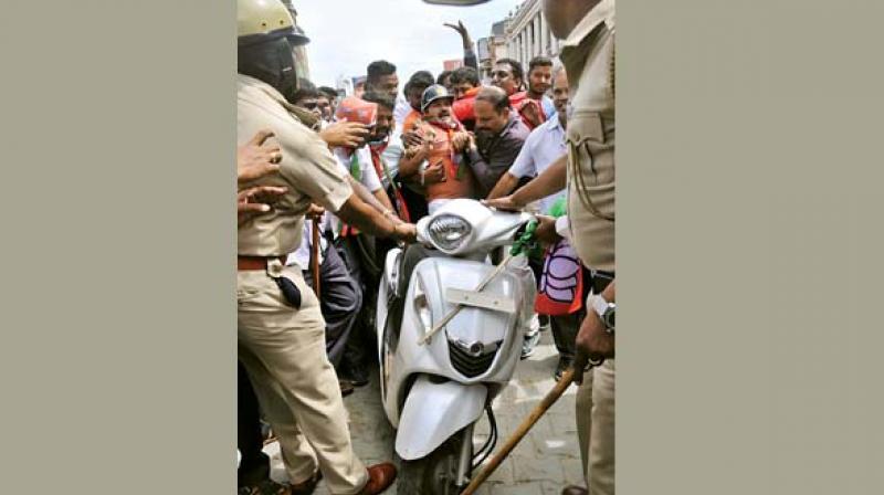 Police arrest BJP activists during Mangaluru Chalo rally in Mysuru on Wednesday (Photo:KPN)