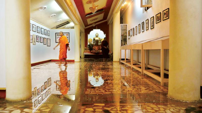 Cracks have developed in Mahabodhi Monastery due to BBMPs blasting of the rocks for mult-level parking facility near old Bengaluru Central Jail  (Photo: Shashidhar B.)