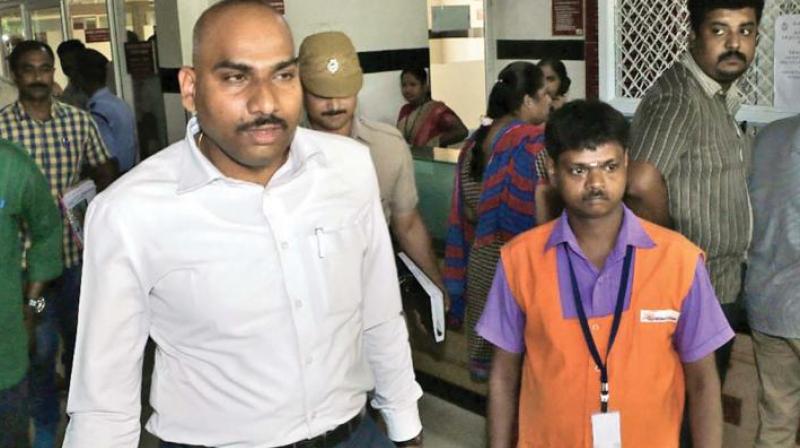 Nilgiris SP Murali Ramba visited the private hospital in Coimbatore to interrogate Kodanad break-in accused Sayan on Sunday. (Photo: DC)