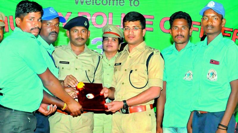 Chittoor SP Vikrant Patil presenting mementos to the Community Policing officers at the CPO raising day celebrations held at Chittoor on Friday.