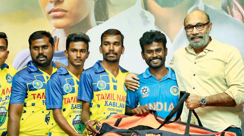 Sathyaraj felicitating physically challenged  TN cricket team.