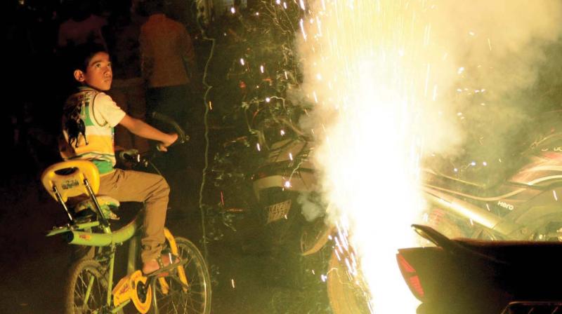 Smoke  arises from crackers being burned on Diwali, resulting in reduced visibility for commuters 	(Photo: KPN)