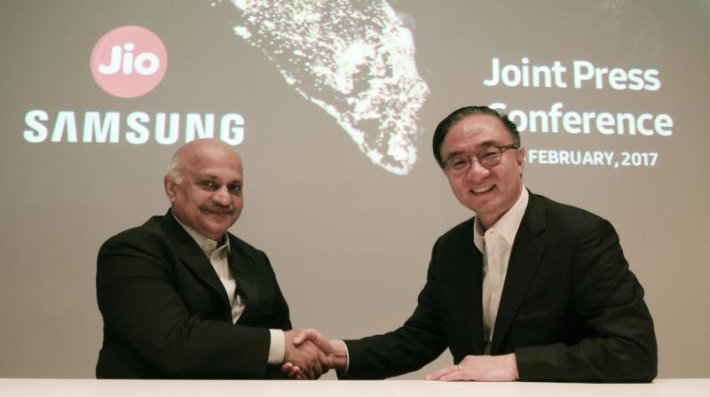 Jyotindra Thacker, President of Reliance Jio Infocomm (Left) with Youngky Kim, President and Head of Network Business at Samsung Electronics