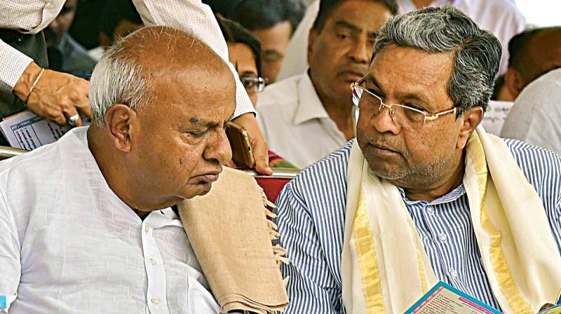 CM Siddaramaiah with JD(S) supremo H.D. Deve Gowda at a function to inaugurate development projects at Arasikere in Hassan district on Saturday (Photo: KPN)