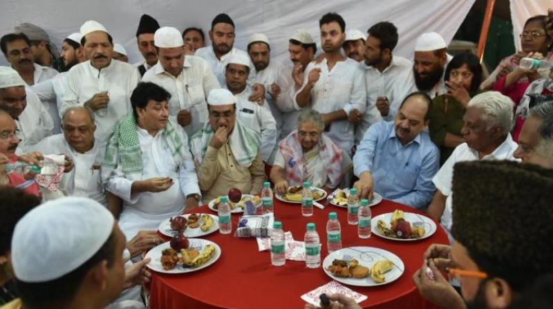 DPCC President Ajay Maken and Delhis former chief minister Sheila Dikshit along with other leaders and Muslim people at a Roza Iftar party organised at Delhi Pradesh Congress Committee office, in New Delhi on Sunday, June 10, 2018. (Photo: PTI)