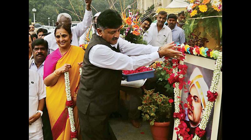 Minister D.K. Shivakumar pays floral tribute to Kengal Hanumanthaiah on his 37th death anniversary in Bengaluru on Friday. (Photo: DC)