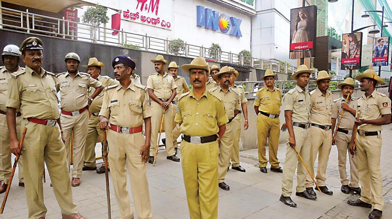 Policemen throw a security ring around Mantri Mall amid protests against Rajinikanths film Kaala, in Bengaluru on Thursday 	(Photo: DC)