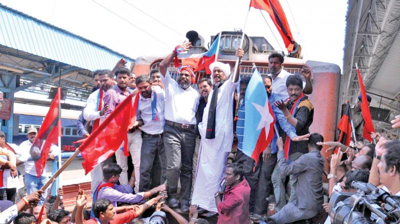 MDMK general secretary Vaiko and VCK chief Thol Thirumavalavan, along with cadres including those from the Left parties at a rail roko against Centre on Cauvery issue in Egmore railway station. (Photo:DC)