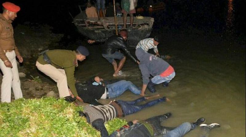 SDRF team rescue a dead bodies of passengers of a boat which capsized in Ganga river in Patna. (Photo: PTI)