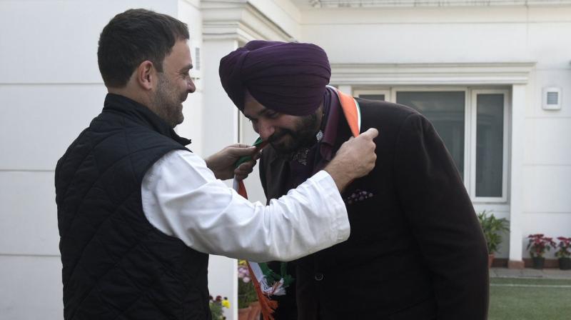 Navjot Singh Sidhu meets Rahul Gandhi, formally joins Congress