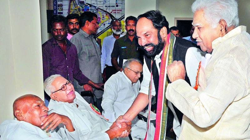 TPCC president greets former Chief Minister K. Rosaiah while veterans Narsa Reddy, Palvai Govardhan Reddy and Jaipal Reddy look on, at a function for the release of Mr Narsa Reddys autobiography, in Hyderabad on Saturday. (Photo: DC)