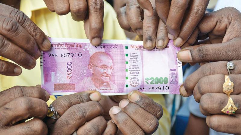 Eager people have a feel of the newly launched Rs 2,000 currency in Chennai. (Photo: E.K. SANJAY)