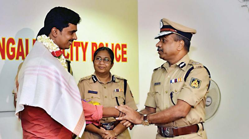 The Good Samaritan Asgar Pasha being felicitated  by the police