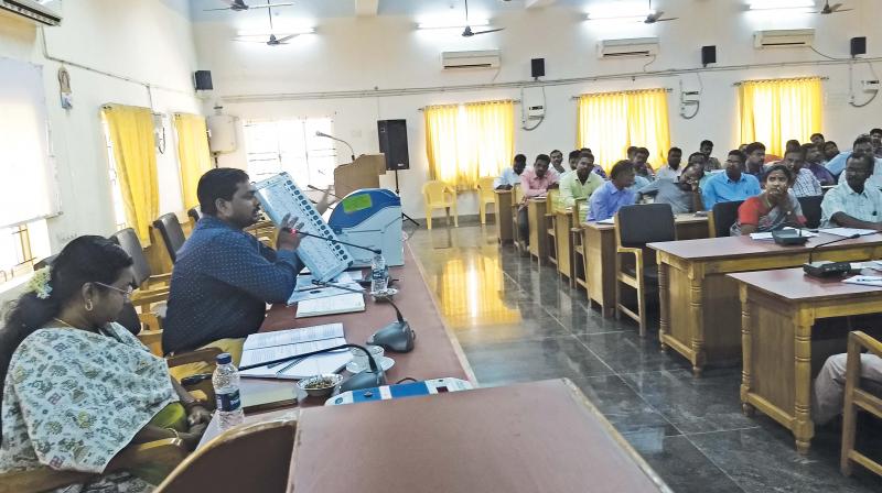 RDO  Suresh, explaining  about EVMs and VVPATs at a training programme at Thanjavur on Wednesday.	 (Image DC)
