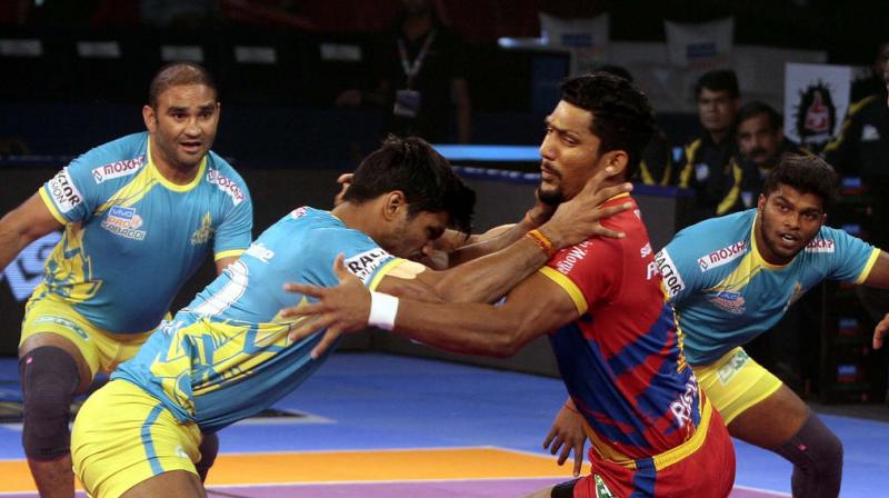 The game slowed down slightly only to make jaws ajar in the 15th minute when Sukesh got Rishank Devadiga, Narender and Jeeva Kumar out in his fluid movements and inflict another all out on UP Yoddha to make it a 14 point lead. (Photo: Pro Kabaddi)