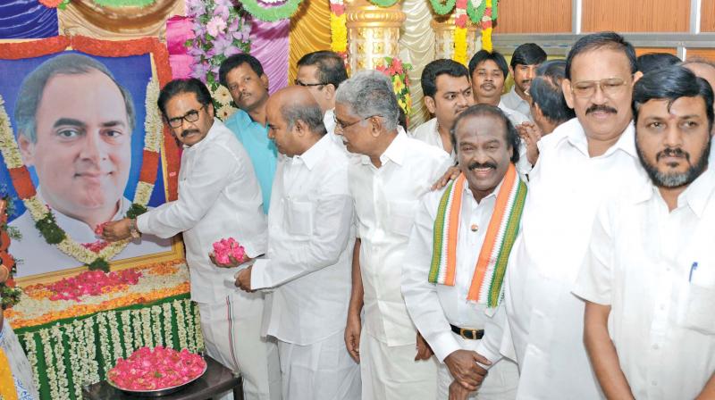 TNCC president Su. Thirunavukkarasar pays tribute to Rajiv Gandhi on his death anniversary on Sunday (Photo: DC)