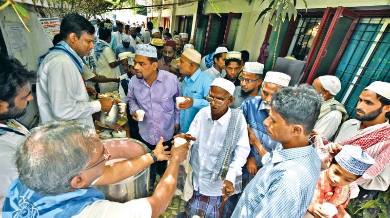 Despite allegations of religious hatred among Hindus and Muslims, Sri Sathya Sai Organisation at Baqeer Lapai Jamad mosque in Triplicane distributes sweets to celebrate Ramzan on Saturday.  (Image: DC)