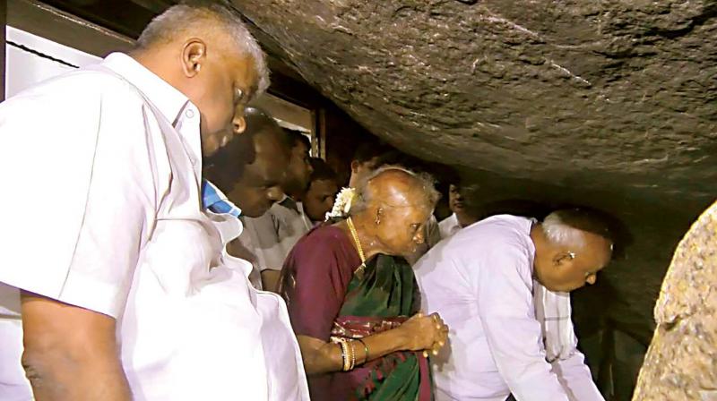 JD(S) chief Deve Gowda and his family at Eshwar and Ranganatha temples at Haradanahalli on Monday.