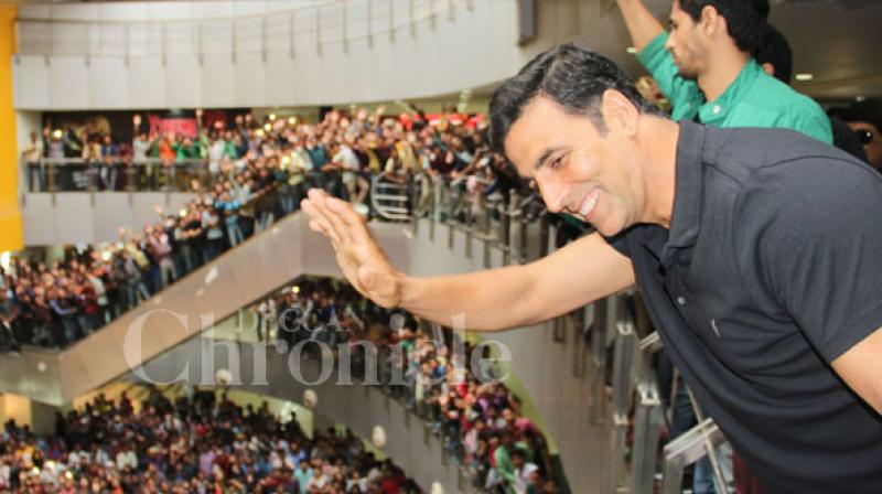 Just recently, fans of Akshay Kumar reached an event where the actor was scheduled to be present much before he arrived.
