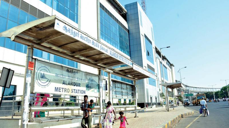 No takers for the steel bus shelter at Alandur. (Photo: DC)