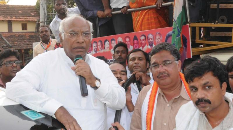 Veteran Congress leader Mallikarjun Kharge campaigns for Congress candidate Tanveer Sait in Mysuru on Sunday ( Image: KPN )