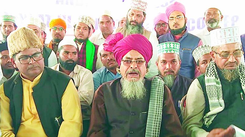 Moulana Abdul Khadeer Razvi, state president of Ahle Sunnatul Jamaat and others address the meeting at Kondapalli near Vijayawada on Wednesday.