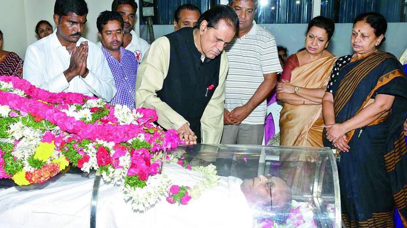 T. Subbarami Reddy pays floral tribute to C. Narayana Reddy.  (Photo: DC)