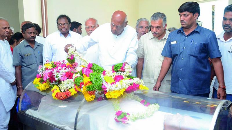 Senior Congress ledar Konijeti Rosaiah and others floral tribute to CNR.