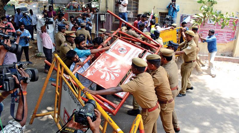 Protesters attempt to move past the police barricades near the CBSE regional office, where around 30 SFI members took out a march agianst Neet (Photo: DC)