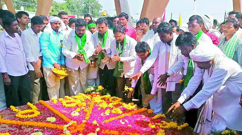 Adivasi leaders and former MLAs Soyam Bapurao and Atram Sakku  pay floral tributes to Kumaram Bheem on his 78th death anniversary  at Jodeghat in Kerameri Mandal in Kumaram Bheem Adifabad district on Wednesday.