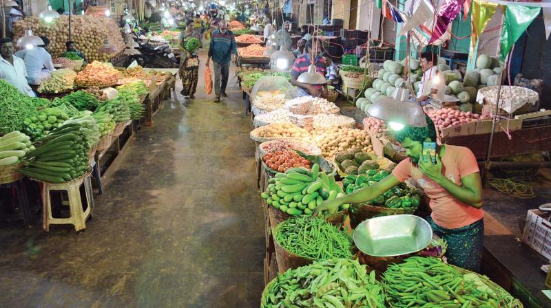After the demonetisation of 500 and 1,000 notes, Koyambedu wholesale market wears a deserted look on Wednesday. (Photo: DC)