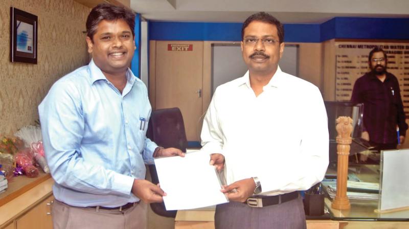 Satyabrata Sahoo (right) takes over charge from  V. Arun Roy as the new Metro Water MD. (Photo: DC)