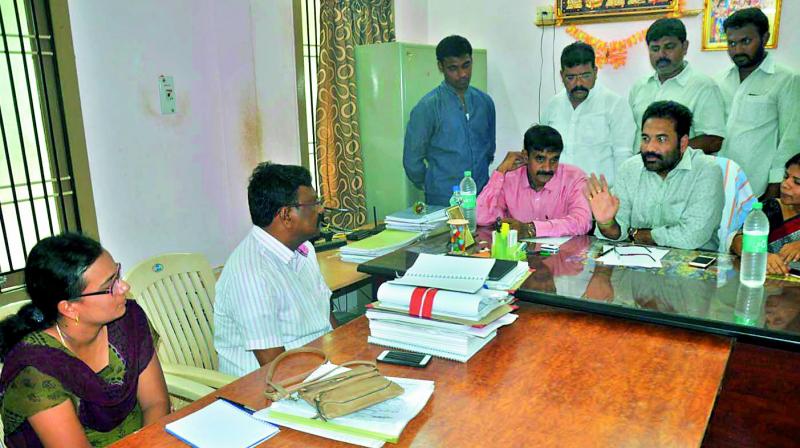 Nellore rural MLA K. Sridhar Reddy questions the public health officers in Nellore city on Wednesday on supply of safe drinking water. (Photo: DC)