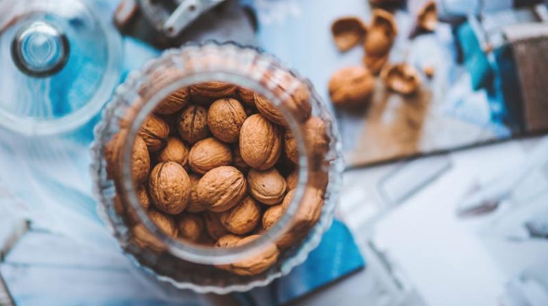 Children who regularly consume nuts and fish can reduce their risk of asthma and rhinitis. (Photo: Pexels)