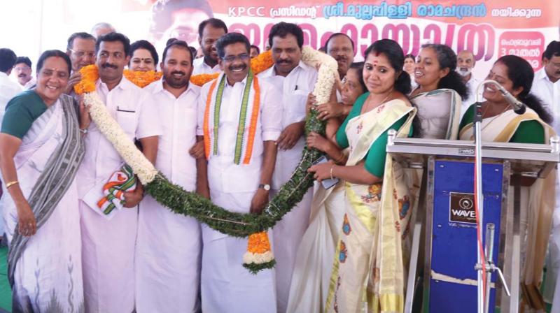 KPCC president Mullapally Ramachandran with Congress workers during the Janamaha Yathra at Kunnamkulam, Thrissur on Friday. (DC)