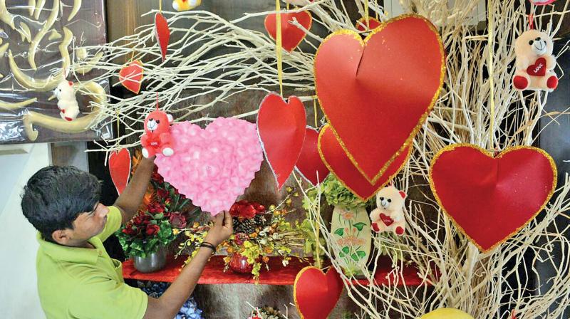 A day ahead of Valentines Day on Monday, Teddy bears and other gift items were sold as in the city (Photo: DC)