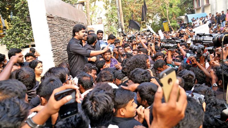 Actor Simbu stages  protest  in Chennai on Thursday demanding the conduct of jallikattu. (Photo: DC)