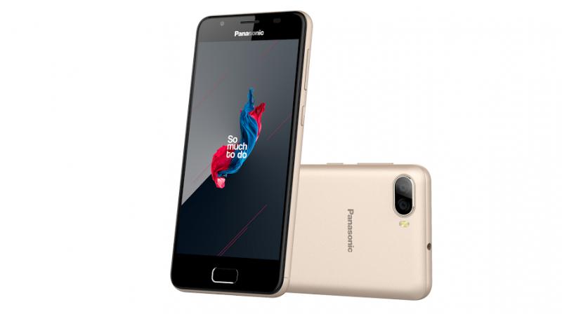 While the Eluga Ray 700 comes with 13 MP Sony IMX 258 rear camera lens with phase detection auto focus (PDAF) and a 13 MP front camera with flash that allows the user to take selfies.