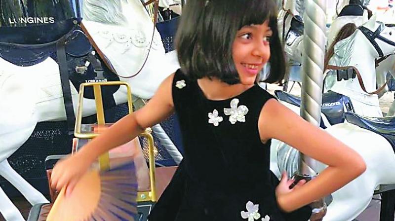 Aaradhya seemed to mimic her mothers pose, in the candid shot, and looked adorable.