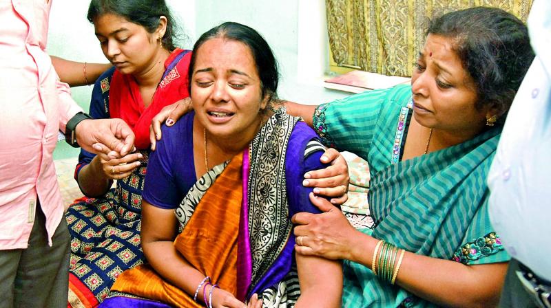 Sharath Koppus mother Malathi (centre) and sister Askhara (left) mourn his demise on Sunday.  (Photo:DC)