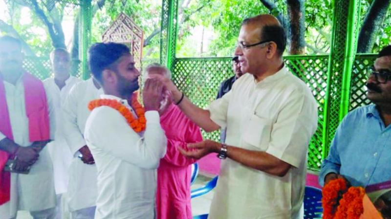 Union minister Jayant Sinha on Friday felicitated eight men who were held guilty of killing meat trader Alimuddin Ansari, 55, in the name of cow vigilantism in Jharkhand on June 30 last year.
