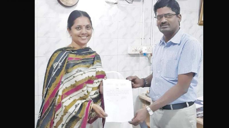 Sneha receiving her No-Caste, No-Religion certificate from Tirupathur tahsildar T.S.Sathiyamoorthy. (Photo: DC)