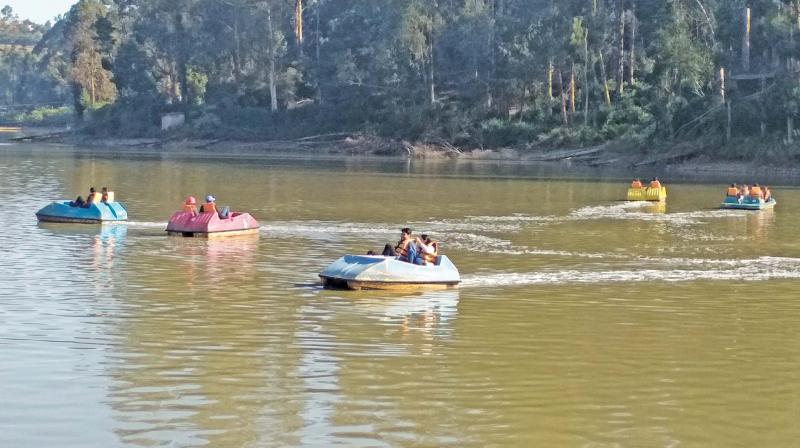 Tourists enjoy boat ride at Ooty lake. (Photo: DC)