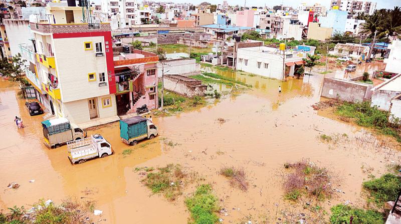 Homes were flooded and roads were inundated in Thanisandra, Vidyaranyapura, Yeshwanthpur, Uttarahalli, K.R. Puram and Ulsoor as over 70 mm rainfall lashed the areas within four hours. (Photo: DC)
