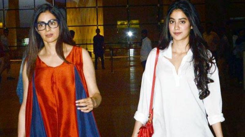 Sridevi with daughter Jhanvi and Khushi