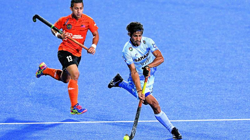 Indias Pardeep Mor (right) keeps the ball off Malaysias Firhan Ashari during their Sultan Azlan Shah Cup hockey match in Ipoh, Malaysia, on Friday.(Photo: AP)