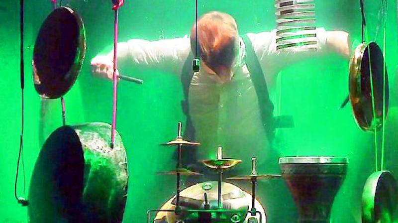 A member of the Danish band Between Music performs underwater (Photo: via web)