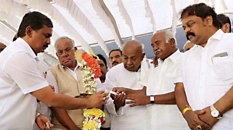 JD(S) supremo H.D. Deve Gowda, state president A.H. Vishwanath and other leaders at a party workers meeting in Bengaluru on Thursday