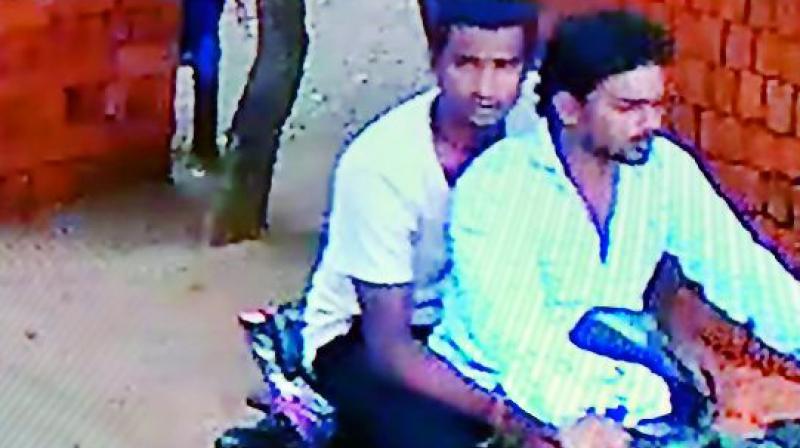 Police release the picture of the duo involved in  chain-snatching incidents.