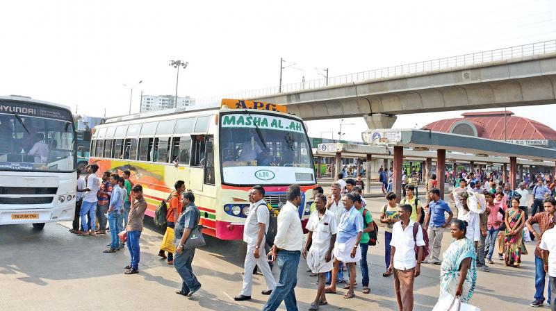 Hundreds of people wait at Koyambedu bus stand  on Monday. (Photo: DC)